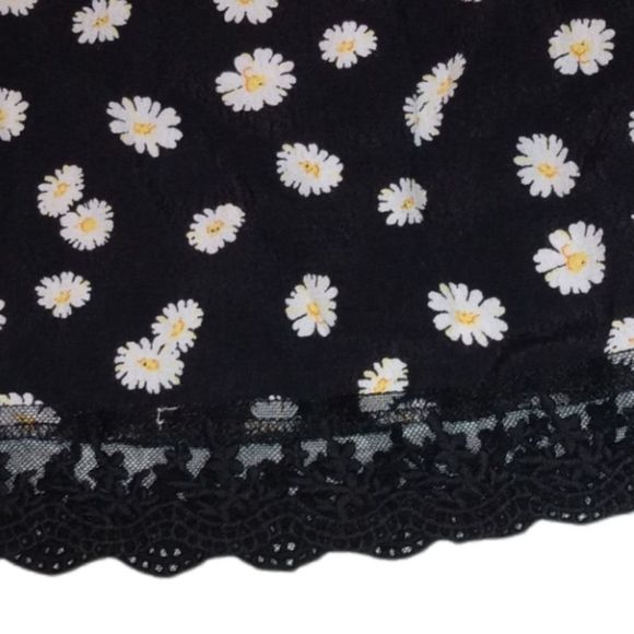 Forever 21 Black Skirt with Daisies , Lacey Trim , and a Small Side Slit 🌼🌼🌼 - Picture 3 of 7